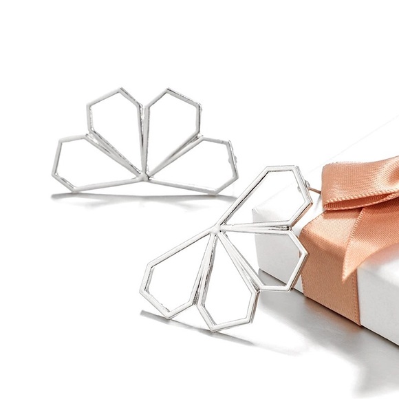 Chic Outlined Half Flower Silver Earrings - Picture 5 of 8